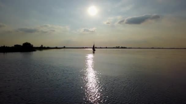 日没時に帆船に向かって飛行する空中映像 — ストック動画