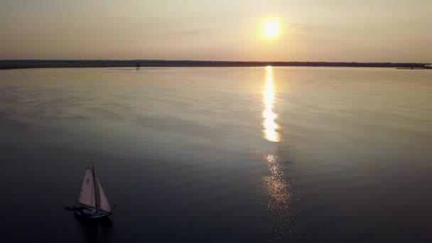 Luftaufnahmen Vom Fliegen Richtung Segelschiff Bei Sonnenuntergang — Stockvideo