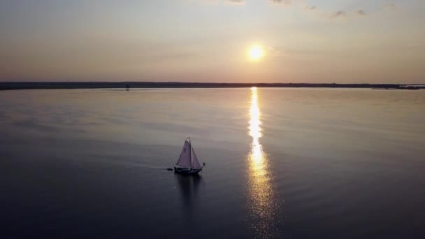 日没時に帆船に向かって飛行する空中映像 — ストック動画