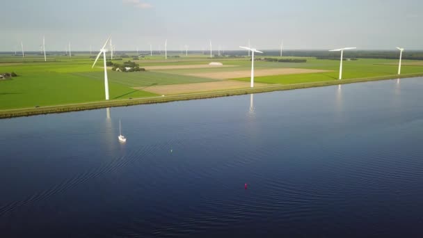 Vzduch Mnoha Větrných Mlýnů Podél Holandského Moře Nebo Jezera Bariéra — Stock video