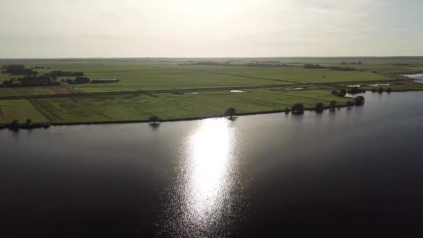 荷兰牧场景观中的埃默尔湖空中 — 图库视频影像