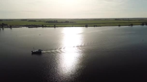 Aérea Barco Motorizado Atardecer Lago Holandés Eemmeer — Vídeo de stock