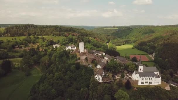 Matthias Kerk Kasteel Een Heuvel Reifferscheid Duitsland Luchtfoto — Stockvideo