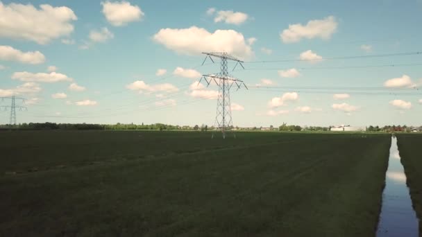 Pylons Alta Tensão Com Pólos Elétricos Campos Verdes Com Céu — Vídeo de Stock