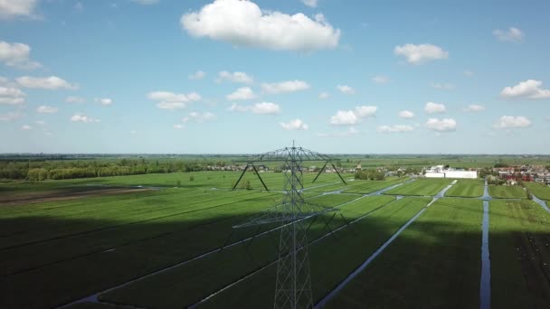 Yeşil Alanları Olan Yüksek Voltajlı Sütunlar Mavi Gökyüzü Kümülüs Bulutlu — Stok video