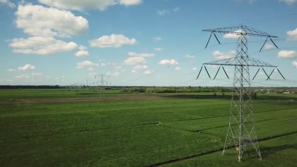 Nagyfeszültségű Oszlopok Zöld Mezőkkel Elektromos Oszlopok Kék Égbolttal Cumulus Felhőkkel — Stock videók