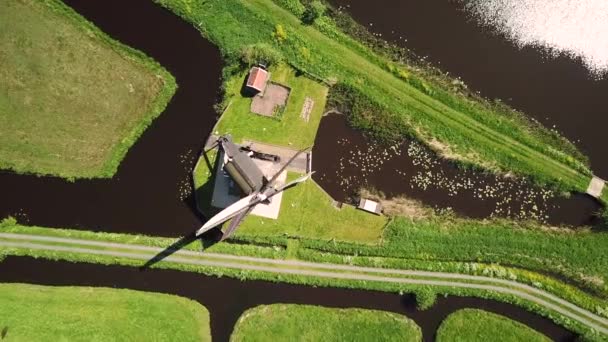 Luftaufnahme Einer Traditionellen Windmühle Holländischer Wiesenlandschaft Mit Kumuluswolken — Stockvideo