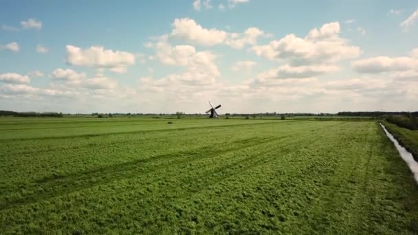 Luftaufnahme Einer Traditionellen Windmühle Holländischer Wiesenlandschaft Mit Kumuluswolken — Stockvideo