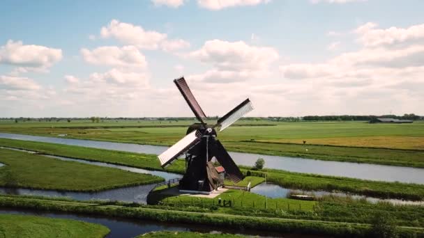 Légi Felvétel Ban Egy Hagyományos Szélmalomról Holland Rét Tájékon Kumulus — Stock videók