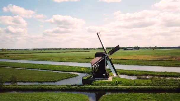 Letecký Záběr Tradičního Větrného Mlýna Holandské Louce Kumulativními Mraky — Stock video