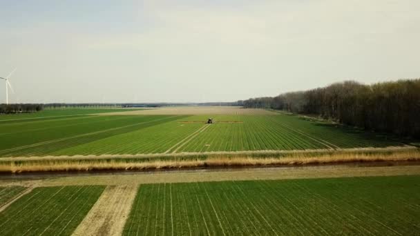 Воздушные Съемки Сельскохозяйственной Машины Распыляющей Пестициды Над Агрополем — стоковое видео