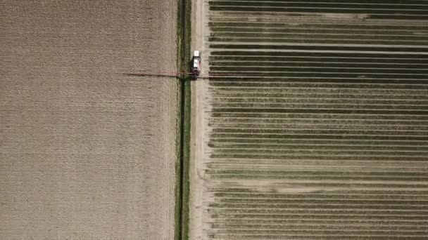 Flygbilder Jordbruksmaskiner Som Besprutar Bekämpningsmedel Över Agrofält — Stockvideo