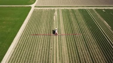 tarım makinesinin tarım arazisine böcek ilacı sıktığı hava görüntüleri.
