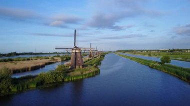 Hollanda 'daki Kinderdijk' in Unesco dünya mirası yel değirmenlerinin hava görüntüsü