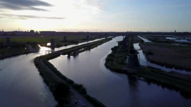 Hollanda 'daki Kinderdijk' in Unesco dünya mirası yel değirmenlerinin hava görüntüsü