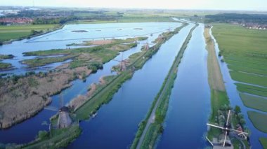 Hollanda 'daki Kinderdijk' in Unesco dünya mirası yel değirmenlerinin hava görüntüsü
