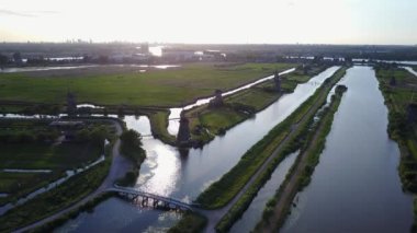 Hollanda 'daki Kinderdijk' in Unesco dünya mirası yel değirmenlerinin hava görüntüsü