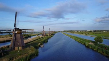 Hollanda 'daki Kinderdijk' in Unesco dünya mirası yel değirmenlerinin hava görüntüsü