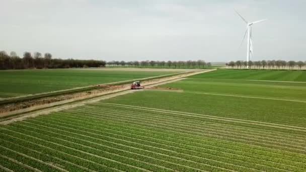 Nagranie Lotnicze Maszyny Rolniczej Opryskującej Pestycydami Pole Agro — Wideo stockowe