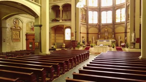záběry krásného katolického kostela Koepelkerk s varhanami v Hoornu, Nizozemsko