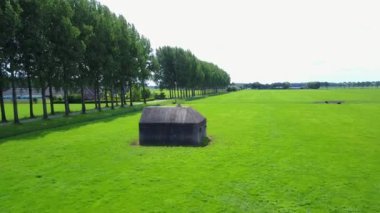 İkinci Dünya Savaşı 'ndan kalma sığınakların havası Hollanda, Culemborg yakınlarındaki bir çayırda.