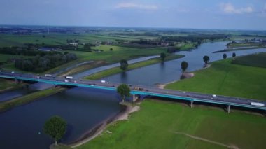 Jan Blankenbrug, Hollanda 'nın Lek Nehri' ni kapsayan bir köprüdür. Trafiğe açıldığında, A2 'nin bir parçası olarak eski Lekbrug' un yerini aldı..