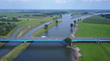 Jan Blankenbrug, Hollanda 'nın Lek Nehri' ni kapsayan bir köprüdür. Trafiğe açıldığında, A2 'nin bir parçası olarak eski Lekbrug' un yerini aldı..