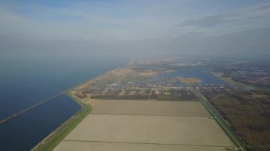 Güneşli bir günde deniz kıyısının hava görüntüleri.