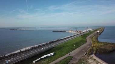 Markermeer Hollanda Gölü 'nde bir doğa rezervi alanı inşa etmenin havadan görüntüsü hendek boyunca Marker Wadden