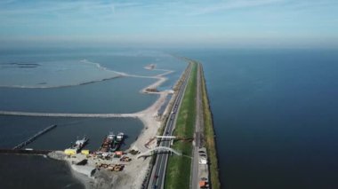 Markermeer Hollanda Gölü 'nde bir doğa rezervi alanı inşa etmenin havadan görüntüsü hendek boyunca Marker Wadden