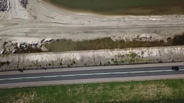 Markermeer Hollanda Gölü 'nde bir doğa rezervi alanı inşa etmenin havadan görüntüsü hendek boyunca Marker Wadden