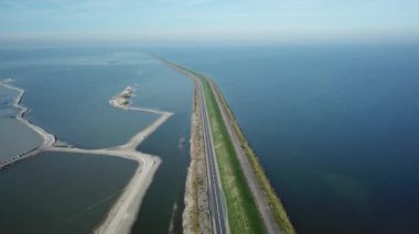 Markermeer Hollanda Gölü 'nde bir doğa rezervi alanı inşa etmenin havadan görüntüsü hendek boyunca Marker Wadden