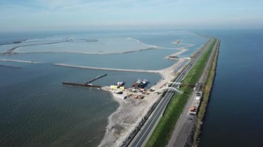 Markermeer Hollanda Gölü 'nde bir doğa rezervi alanı inşa etmenin havadan görüntüsü hendek boyunca Marker Wadden