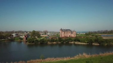 Muiden, Hollanda 'daki Muiderslot Kalesi' nin 4K, 25 fps 'lik havadan çekimi.