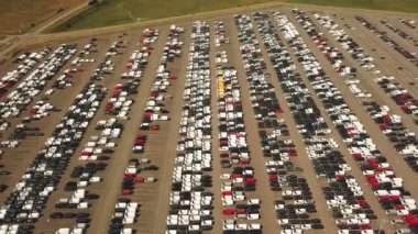 Birçok yeni ve özel araba büyük bir otoparkta sevkiyatı bekliyor, Aerial