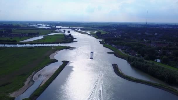 荷兰维亚宁附近的Lek河上的油轮驳船进入船闸 — 图库视频影像