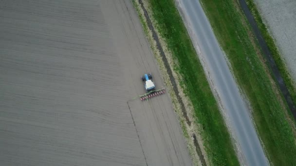 Воздух Трактор Едет Через Холмистые Поля Сомме Лёзе Бельгийских Арденнах — стоковое видео