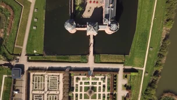 Prise de vue aérienne en 4K, 25 images par seconde, du château de Muiderslot à Muiden, Pays-Bas