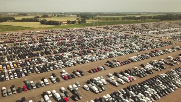 Muitos Novos Ocasião Carros Enorme Estacionamento Espera Embarque Aéreo — Vídeo de Stock