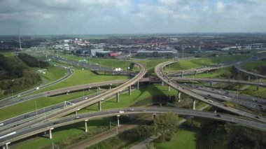 Prens Clausplein, Lahey 'deki A4 ve A12 otoyollarını birleştiren bir trafik kavşağıdır.