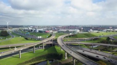Prens Clausplein, Lahey 'deki A4 ve A12 otoyollarını birleştiren bir trafik kavşağıdır.