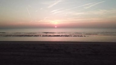 Gün batımındaki güzel deniz manzaralı görüntüler.