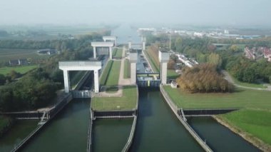 Hollanda 'daki Ren nehrine giden hava sahaları kilitleniyor.
