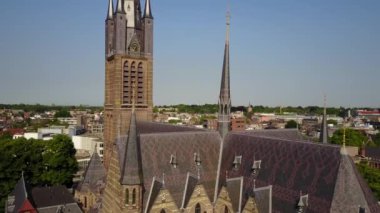 Hollanda, Hilversum 'daki Sint-Vituskerk kilisesinin hava görüntüleri.
