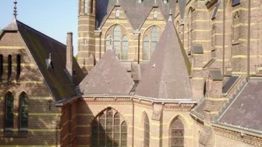 Hollanda, Hilversum 'daki Sint-Vituskerk kilisesinin hava görüntüleri.