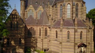 Hollanda, Hilversum 'daki Sint-Vituskerk kilisesinin hava görüntüleri.