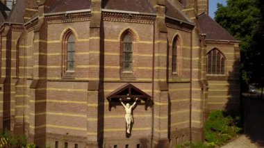 Hollanda, Hilversum 'daki Sint-Vituskerk kilisesinin hava görüntüleri.