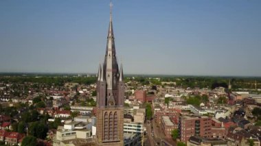 Hollanda, Hilversum 'daki Sint-Vituskerk kilisesinin hava görüntüleri.