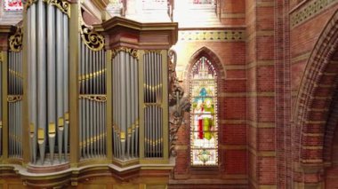Hollanda, Hilversum 'da orgu olan güzel Katolik Sint-Vituskerk kilisesinin görüntüleri.