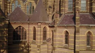 Hollanda, Hilversum 'daki Sint-Vituskerk kilisesinin hava görüntüleri.